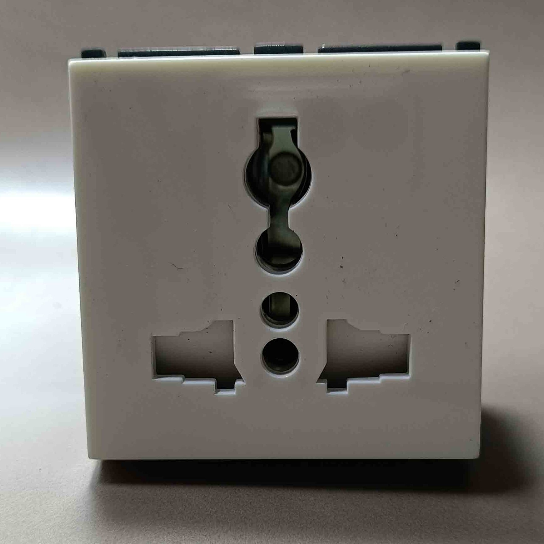 AIR 10A UNIVERSAL MULTI SOCKET (WITH SAFETY SHUTTER)